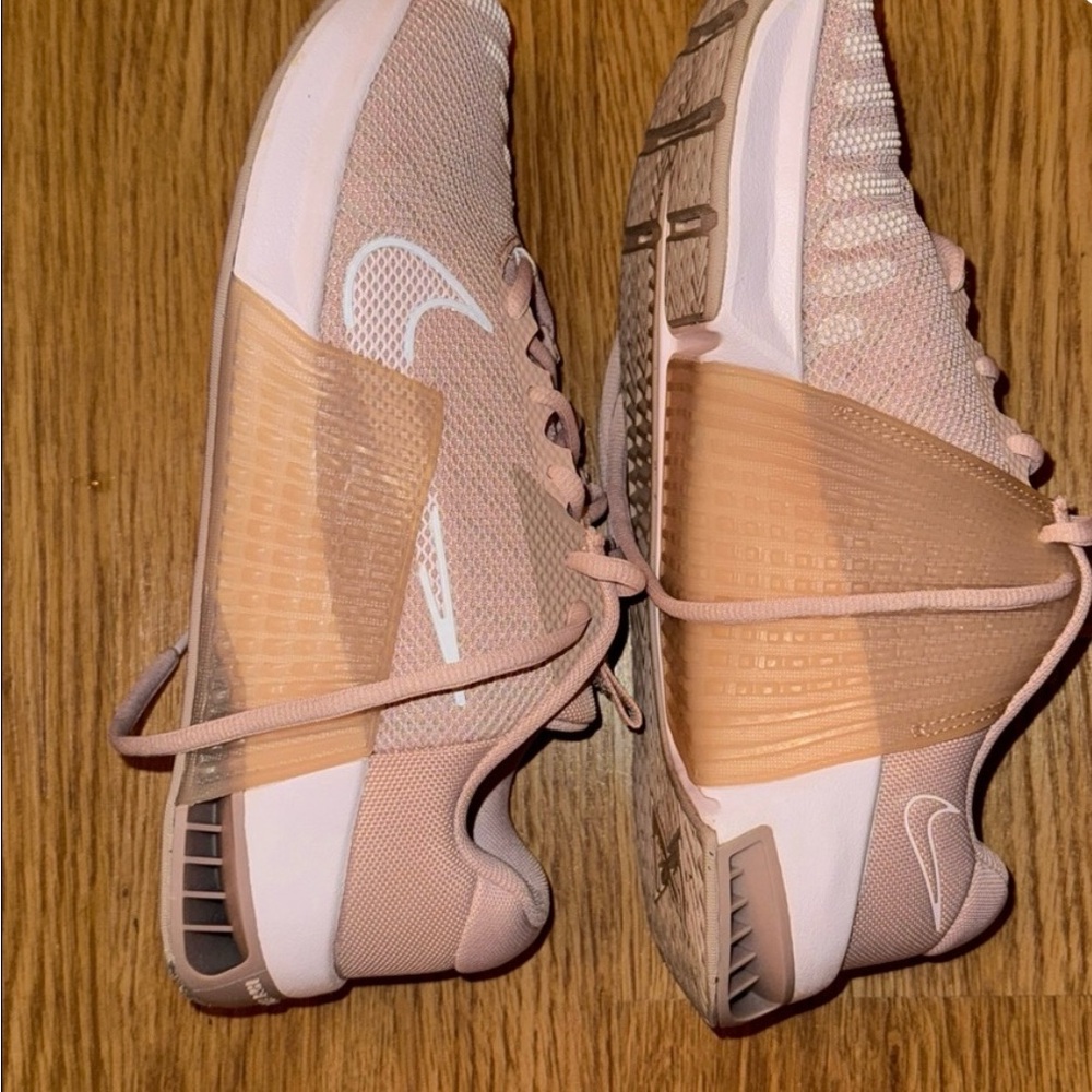 Nike Women's Blush Pink Athletic Shoes Sz 9 - Picture 5 of 5